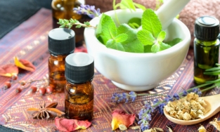 Xua tan da mụn với 5 loại tinh dầu trị mụn hiệu quả