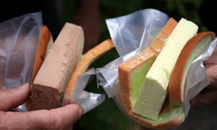 Kẹp kem Singapore, món ăn gợi nhớ đến bánh mì kẹp kem tuổi thơ