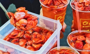 Trà dâu siêu to nhiều biến tấu giá cực hợp túi tiền ở ngay quận 1, Sài Gòn