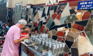 Xe cà phê phin 'sống' cùng Sài Gòn hơn một phần tư thập kỉ