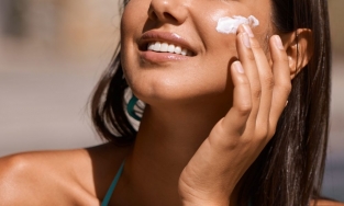 Tại sao chúng ta phải bôi kem chống nắng hàng ngày?