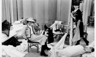 Karl Lagefelf: Người viết tiếp câu chuyện dang dở về những đôi boots Chanel