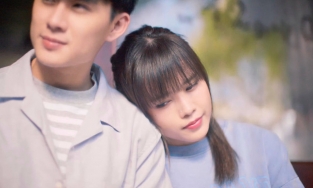 Cả thế giới ra mà xem Thiều Bảo Trâm mặc lại áo cũ của sếp Tùng trong MV 'Một mình có buồn không' đây này! 