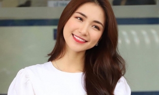 Học Hòa Minzy cách trị mụn bằng nước dừa và rau diếp cá