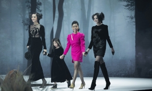 Diện đồ xuyên thấu, Lương Thùy Linh tự tin sải bước trên sàn catwalk