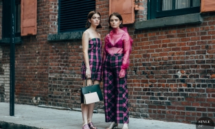 Bí quyết mặc đẹp như cặp song sinh cao 1m57