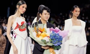 Quỳnh Anh, Thùy Dương thần thái sải bước trong trang phục của sinh viên các trường Đại  Học tại sàn diễn AVIFW 2020