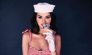 Selena Gomez quyến rũ với váy xẻ ngực sâu