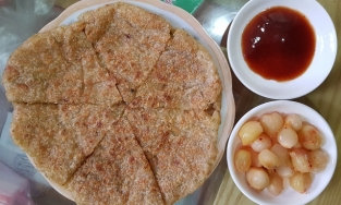 Rán bánh chưng bằng nước rất ngon, nhưng cho nhiều nước quá thì... bỏ đi rán lại cái mới cho nhanh