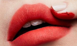 Điểm danh những thỏi son màu cam rực rỡ chào hè 