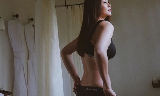 Nối gót Jennie, Thanh Hằng khoe vòng eo 53 khi diện nội y Calvin Klein