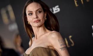 Angelina Jolie đeo phụ kiện trang sức môi ấn tượng ra mắt phim 'Eternals'