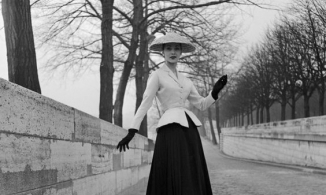 Công thức phối áo blazer và chân váy xếp ly của sao Việt.