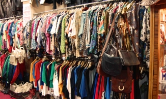 Săn hàng độc lạ giá hời hết ý ở chợ hàng thùng Kim Liên, bạn đã thử chưa?