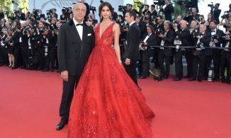 Mặc màu đỏ như thiên thần Victoria’s Secret Sara Sampaio sẽ giúp bạn tỏa sáng trong mùa Giáng sinh