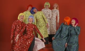 Ngắm nhìn áo dài Tết ngập tràn hơi ấm tuổi thơ và gia đình của Hà Nhật Tiến