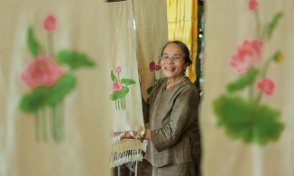 Vì sao một chiếc khăn làm từ vải sen lại có giá bán đắt đỏ?