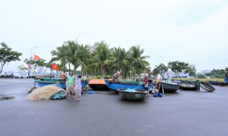 Cảnh người dân Đà Nẵng đội mưa chống bão số 5 sau Covid-19