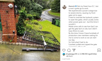 The Rock dùng tay bẻ cổng nhà vì muộn giờ làm