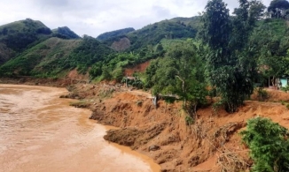 Một người phụ nữ bị lũ cuốn trôi ở Quảng Nam