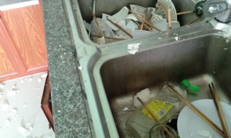 Vợ nhờ rửa bát, chồng dùng búa đập vỡ hết bát đĩa