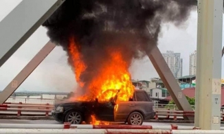 Hà Nội: Xe Range Rover bốc cháy trên cầu Chương Dương