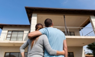 Australia: Cặp vợ chồng 5 năm chỉ ăn cơm với cá để mua nhà triệu đô