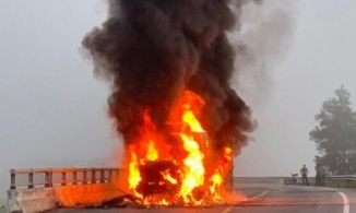 Xe container bất ngờ bốc cháy biến dạng trên quốc lộ 1