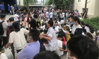 Thí sinh xếp hàng xuyên đêm chờ nộp hồ sơ vào đại học
