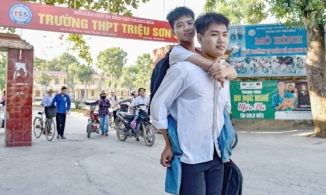 Nam sinh 10 năm cõng bạn đi học có thể học tại Đại học Y Hà Nội sau 4 năm