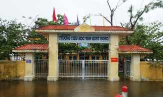 Lũ miền Trung chạm mức lịch sử, hàng loạt tỉnh thành cho học sinh nghỉ học