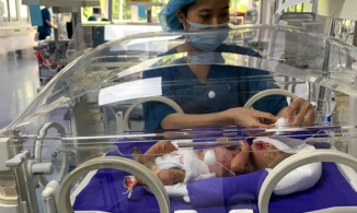 Quảng Ninh: Bé trai mắc chứng da vảy cá toàn thân có cơ hội điều trị