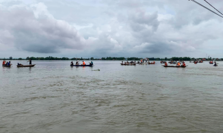 Hai thiếu niên bị lũ cuốn trôi khi đang đi chơi trên con đường ngập nước