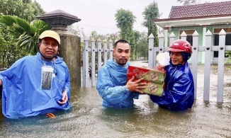 Chàng trai mua 5000 thùng mì, tự lái xe tải tới miền Trung cứu trợ