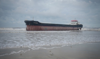 Quãng Ngãi: 23 người mắc kẹt trên hai con tàu hàng bị mắc cạn do bão số 6