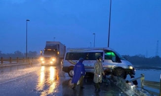 Quảng Ngãi: Xe khách chênh vênh trên thành cầu sau tai nạn