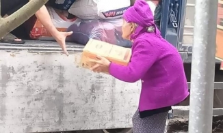 Cụ bà 93 tuổi bê thùng mì đi quyên góp khi thấy xe chở hàng vào miền Trung