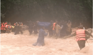 Băng rừng vượt lũ để đưa thi thể Đại úy hy sinh khi đi cứu trợ người dân