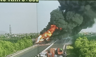 Xe bồn bốc cháy dữ dội giữa cao tốc Hà Nội - Hải Phòng