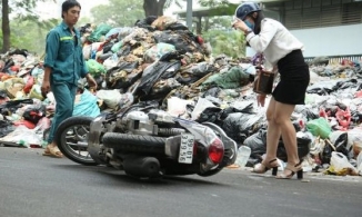 Hà Nội: Nước thải từ 'núi rác' chảy lênh láng khiến người đi đường bị ngã