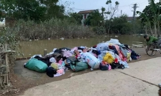 Thực hư quần áo từ thiện bị người dân miền Trung vứt bỏ cả đống ngoài đường