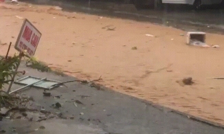 Khoảnh khắc thót tim cứu người bị lũ cuốn phăng ở Quảng Nam