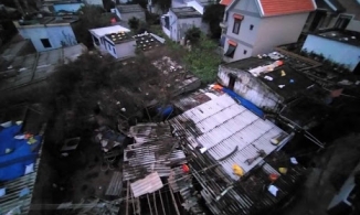 Quảng Ngãi: Nhà tốc mái, người dân vùng bão ngủ tạm ở nhà tắm, chuồng bò