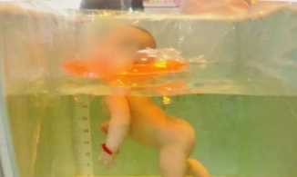 Bé 1 tháng tuổi chết khi tập bơi với phao đỡ cổ dù có bà và mẹ giám sát