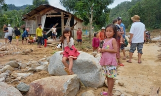 2 cán bộ xã giúp 40 người dân thoát sạt lở đất ở Quảng Ngãi trong tích tắc