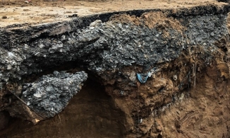 Mặt đường ở TP.HCM bị sụt hố lớn đủ nuốt chửng một chiếc xe tải