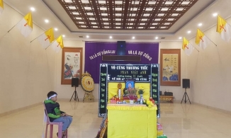 Bố mất không có nhà để thờ, mẹ bỏ đi, bé trai bơ vơ không nơi nương tựa