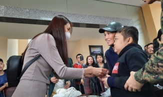 Thuỷ Tiên trở lại Hải Lăng, phát quà cả xã không cần tiêu chí ngập 1m