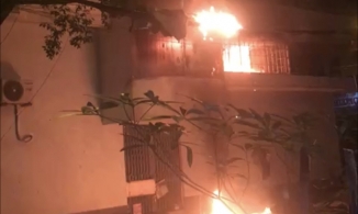 TP.HCM: 6 người mắc kẹt trong căn nhà 5 tầng bốc cháy