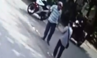 Lỡ lời mời khách mua vé số 2 lần, người bán vé dạo bị đánh giữa đường